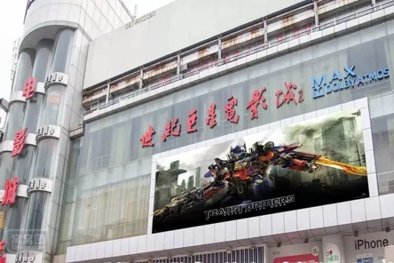 在张家港这个充满文化底蕴的城市,有一家名为“张家港世纪环球电影城”的文化娱乐公司,自2017年起便成为了当地居民休闲娱乐的好去处。这家影院不仅提供了丰富的观影选择,还结合了多样化的服务和设施,致力于打造一个集电影观赏、餐饮享受、社交互动于一体的综合性文化空间。